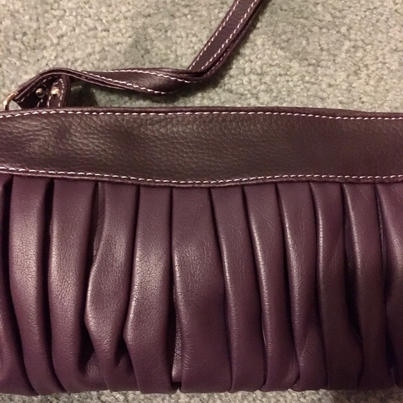 Candie’s dark purple leather clutch with wrist strap - Picture 2 of 6